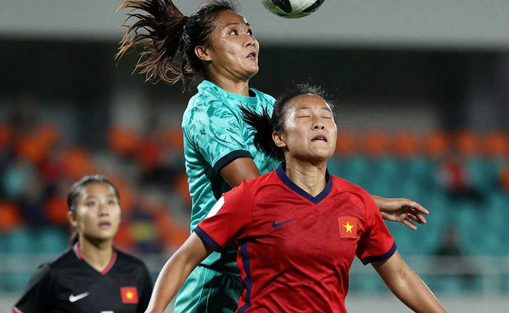 হাঁটু ভেতরে, পা বাইরে: VAR-এর রেখা যেখানে ফুটবলকে ভুল প্রশ্ন করে হাঁটু ভেতরে, পা বাইরে: VAR-এর রেখা যেখানে ফুটবলকে ভুল প্রশ্ন করে